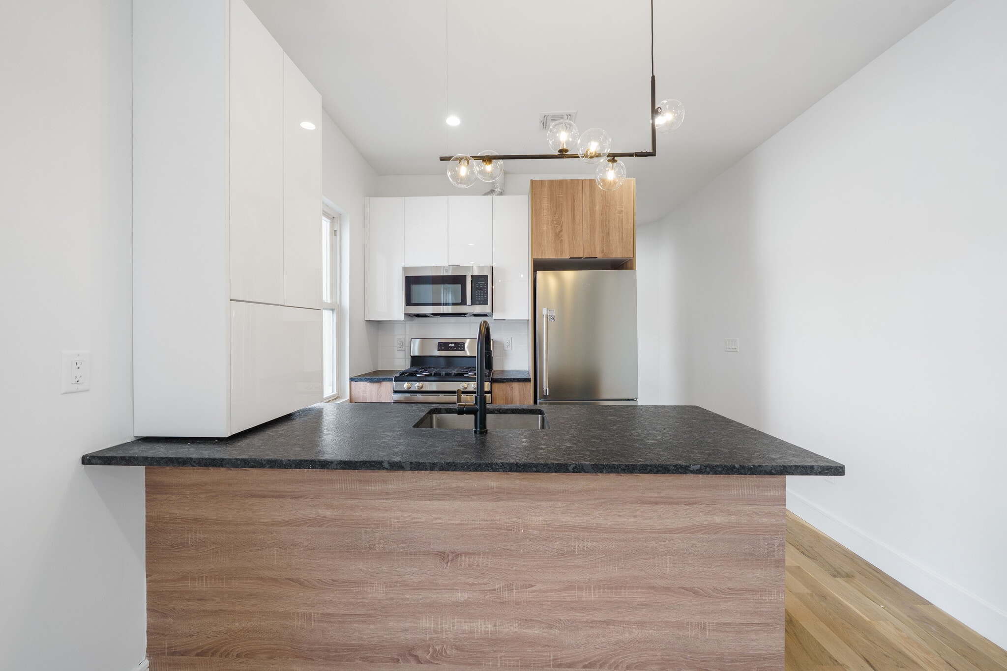 Building Photo - 114 Center St