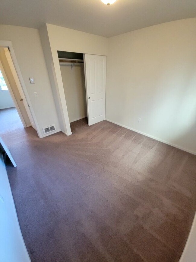 Building Photo - Large 4 Bed Split, Available Now! Pets Okay!