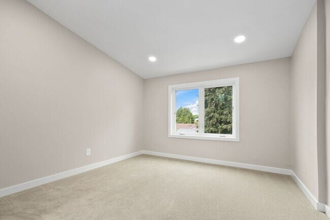 Building Photo - Gorgeous Remodeled West Seattle Craftsman w/ Air Conditioning