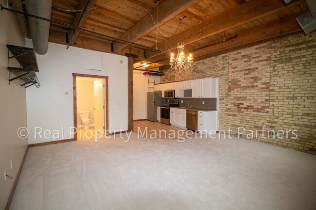 Building Photo - 940 Monroe Ave NW