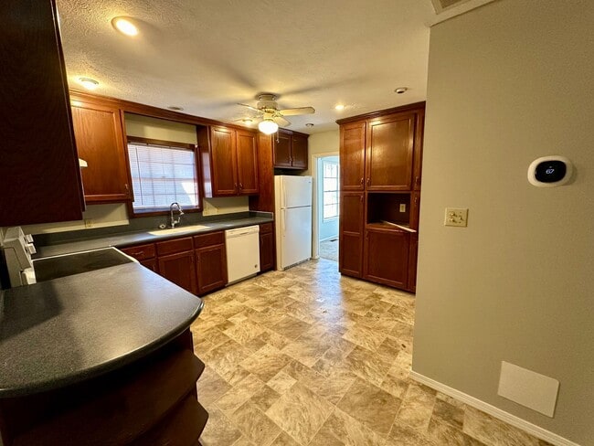 Building Photo - Come take a look at this house on the West side of Russellville.
