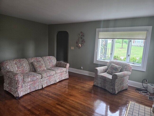 Building Photo - 2 Bdrm/ 1 Bath Cottage w/hardwood floors Kingsport, TN