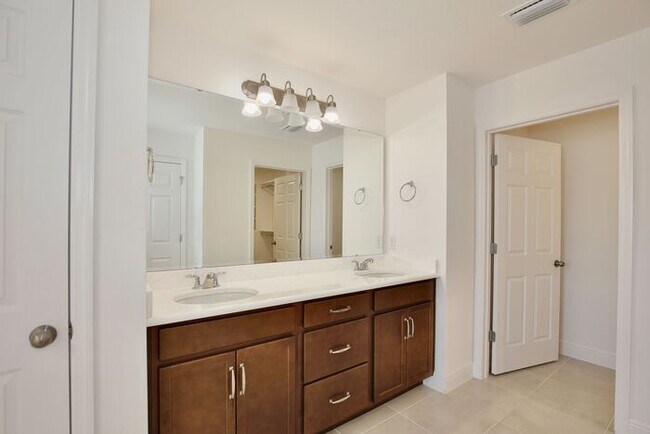 Building Photo - Elegant 5/3 Wilshire Model House with Cove...