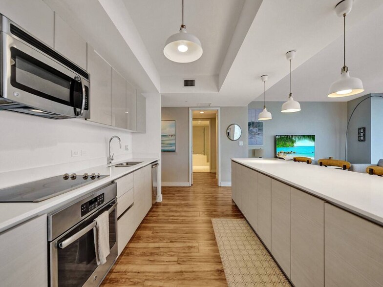 Building Photo - 2602 E Hallandale Beach Blvd