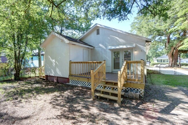 Building Photo - Renovated Three Bedroom, Two Bathroom Sing...