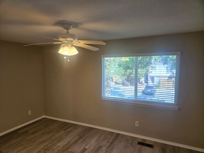 Building Photo - Lovely 2 BR 2.5 BA TH near UNC Chapel Hill! Available Now