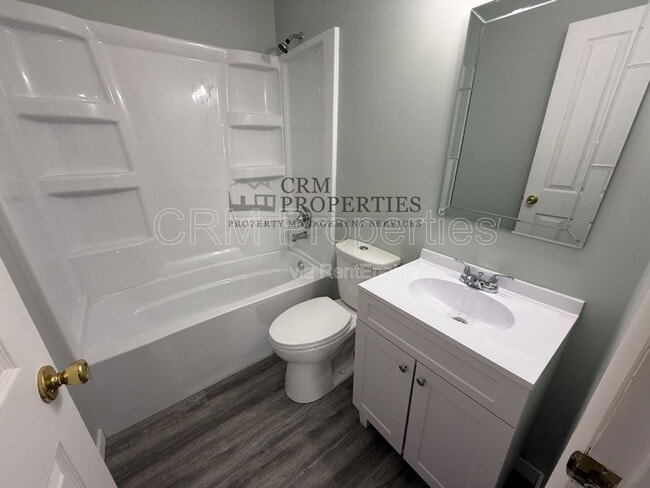 Building Photo - 806 Maumee Dr