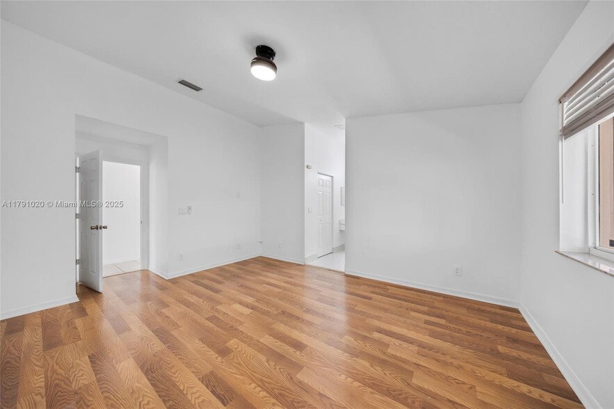 Building Photo - 709 NW 208th Way