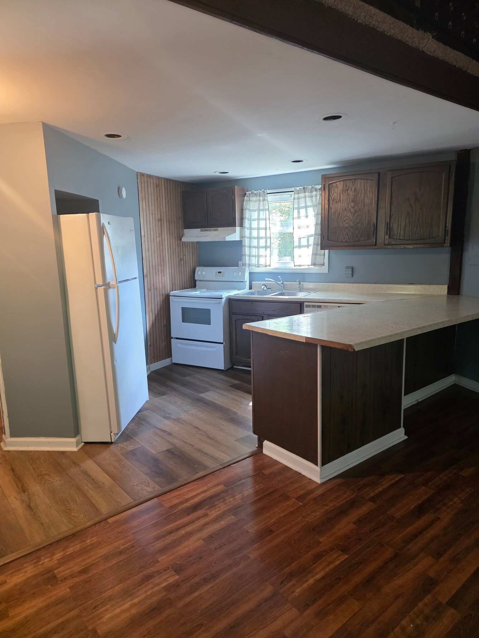 Kitchen - 216 Roundhouse Rd