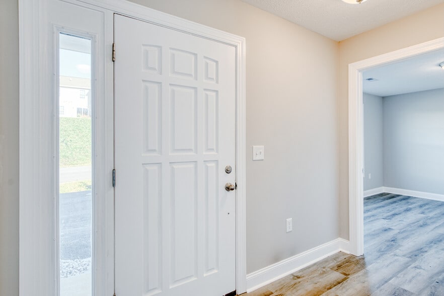 Building Photo - 220 Twisted Oak Dr NW