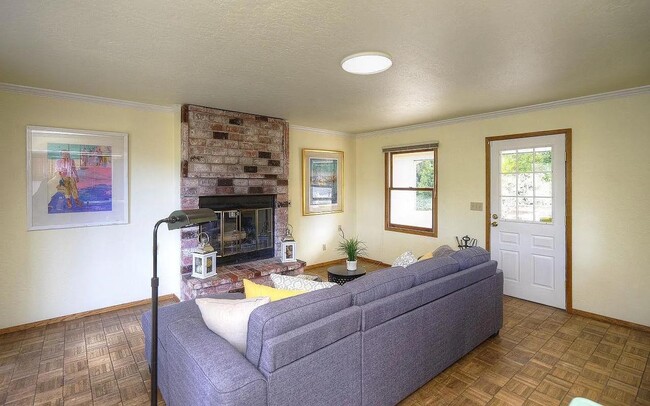 Building Photo - 1004 Acacia St