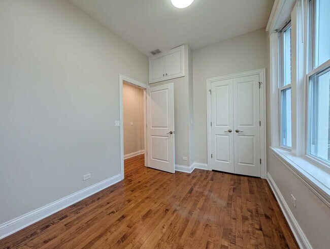 Building Photo - 2048 W Evergreen Ave