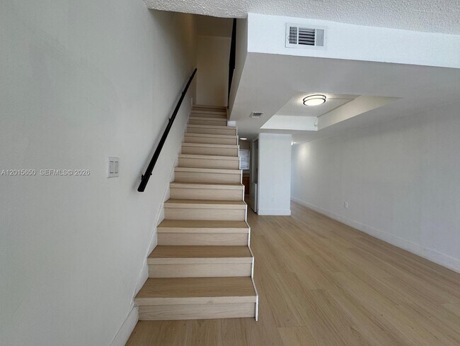 Building Photo - 4122 SW 61st Ave