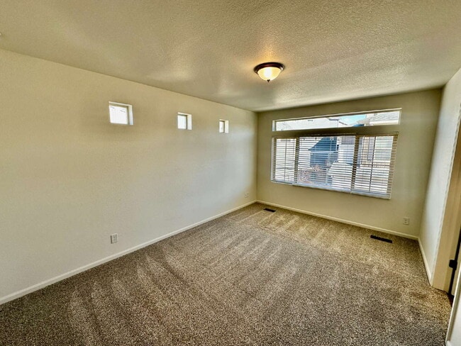 Building Photo - "Charming and spacious 3-Bed Sanctuary with 2.5 Baths the Reunion Community in Commerce City!"
