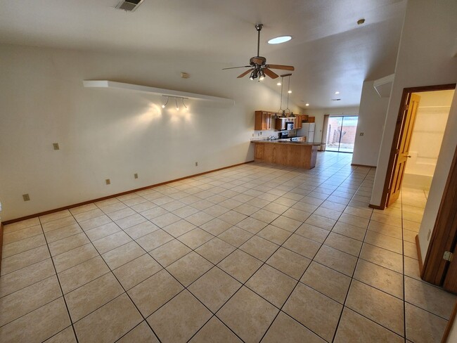 Building Photo - 2100 Hickory Dr