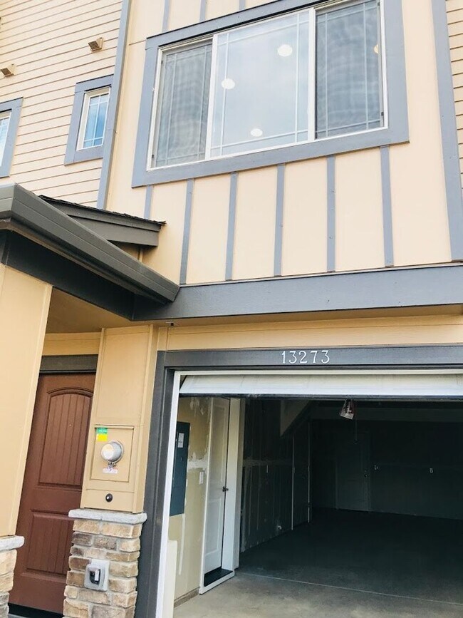 Building Photo - Townhouse Charmer in River Terrace Neighborhood!