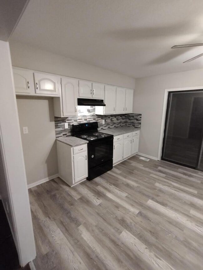 Building Photo - Cozy 3 bedroom and 2 full bath with in a huge duplex in Liberty off I -35.