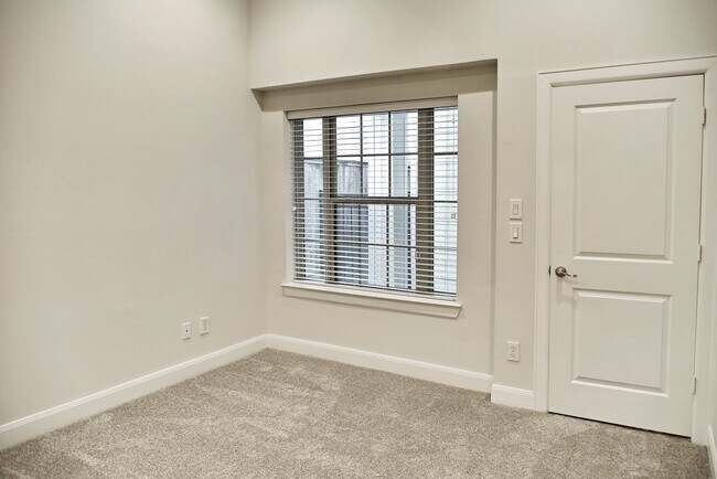 Building Photo - 2211 Chenevert St