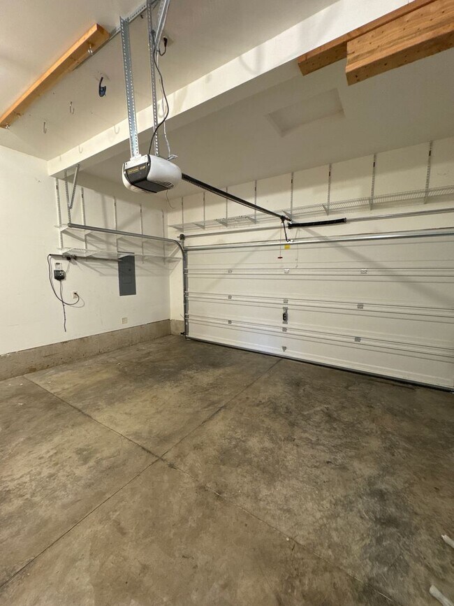 Building Photo - Beautiful 3 bedroom with bonus loft area i...