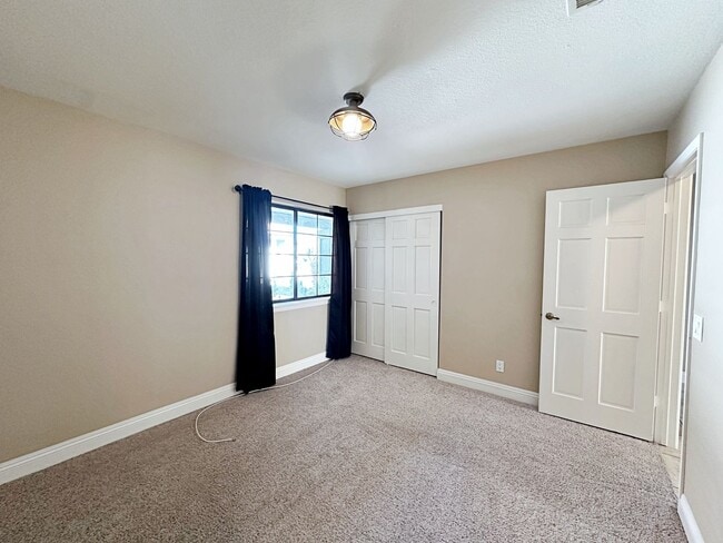 Building Photo - Green Valley Luxury Single Story: Pool, Putting Green, 4 Bedrooms, SOLAR!