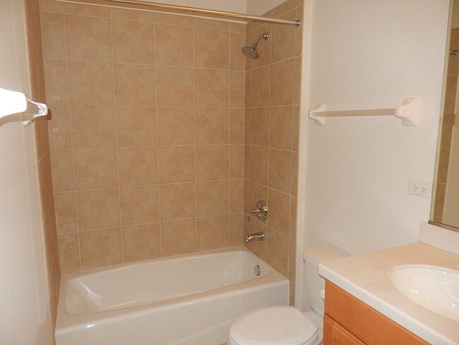 Building Photo - 850 Village Center Dr