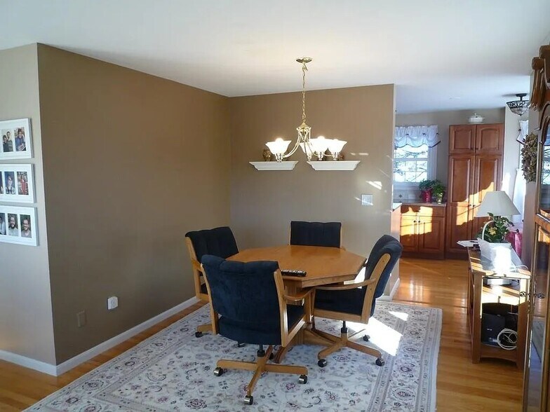 Dining room. - 33 Water St