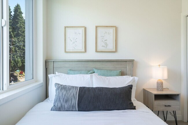 Building Photo - 1835 14th Ave