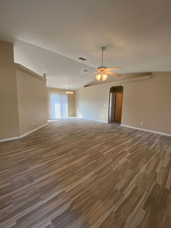 Building Photo - SILVER SPRINGS SHORES 3/2/2 - *WON'T LAST*