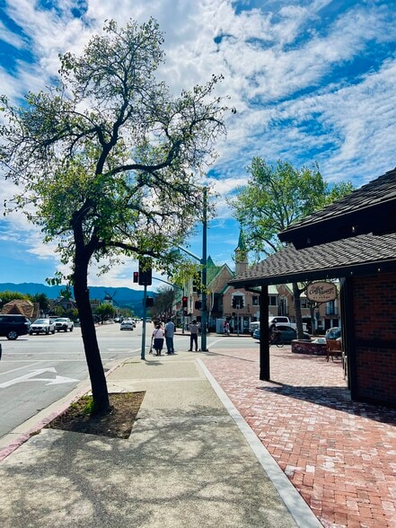 Building Photo - 1676 Maple Ave