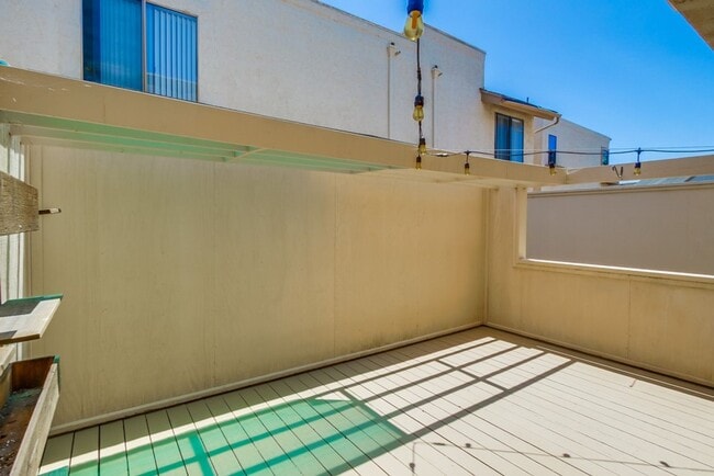 Building Photo - Spacious La Jolla Townhome in Desirable Wo...