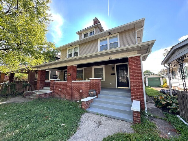 Building Photo - 712 Dequincy St