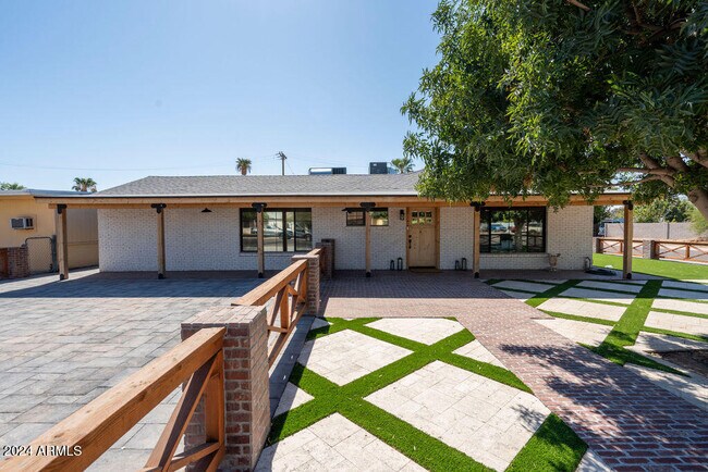 Building Photo - 2301 E Osborn Rd