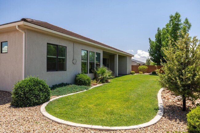 Building Photo - 1861 N Mountain View Dr
