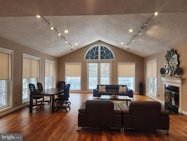 Building Photo - 1504 Lincoln Way