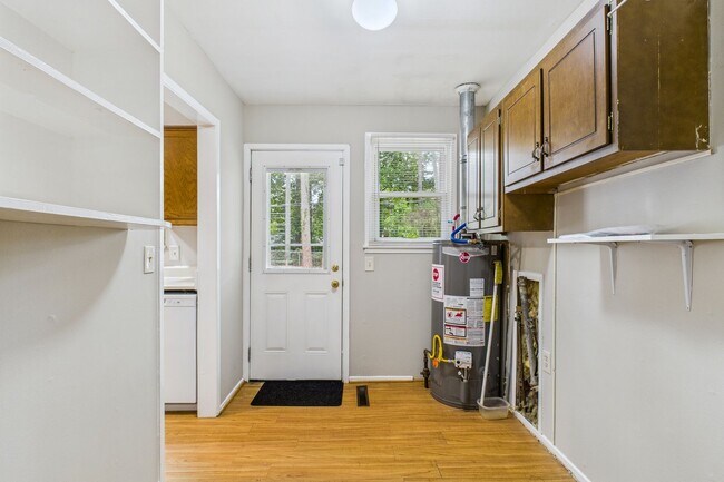 Building Photo - NW Brick Home in the Desirable Guilford Hi...