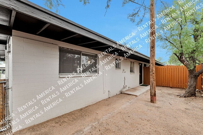 Building Photo - 3042 N Sparkman Blvd