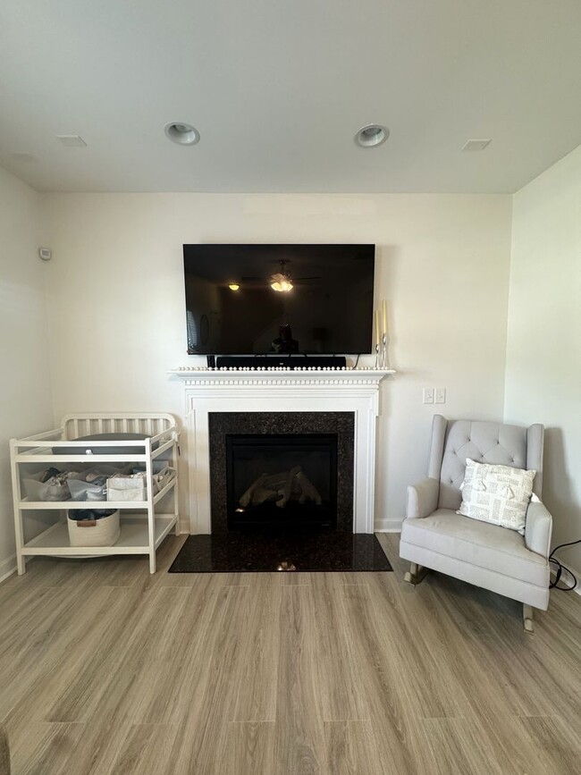 Building Photo - Beautiful home! Minutes to Surf City!