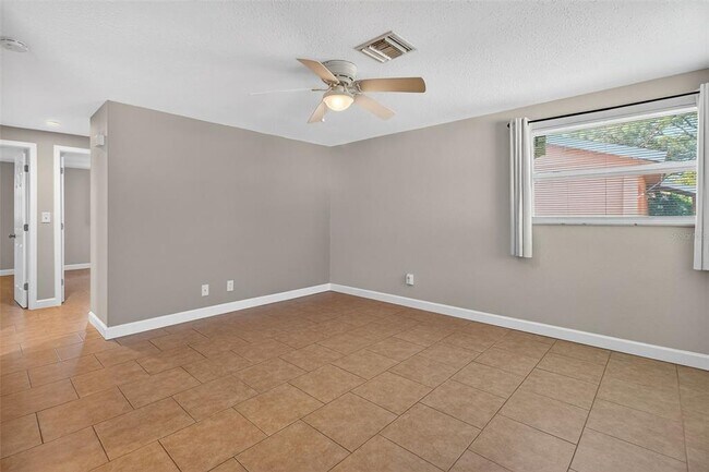 Building Photo - 3118 Pine Tree Ave