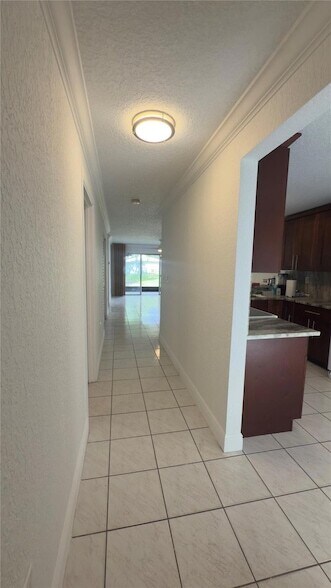 Building Photo - 873 Crystal Lake Dr