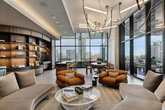 Building Photo - 610 Davis St