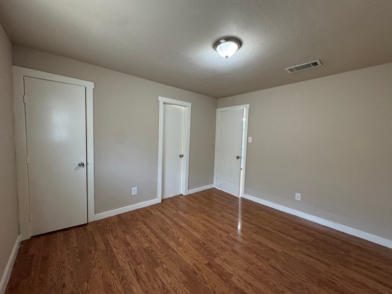 Building Photo - 1034 W Village Ct