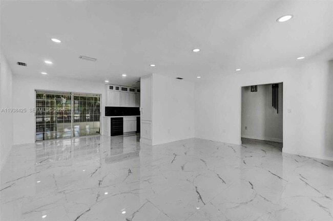 Building Photo - 860 NW 207th St