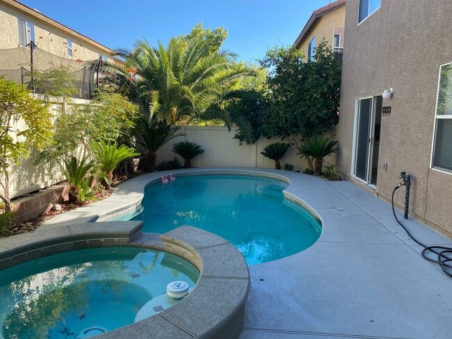 Building Photo - NW!!! 4 bedrooms!!! Pool and Spa!!! All ti...