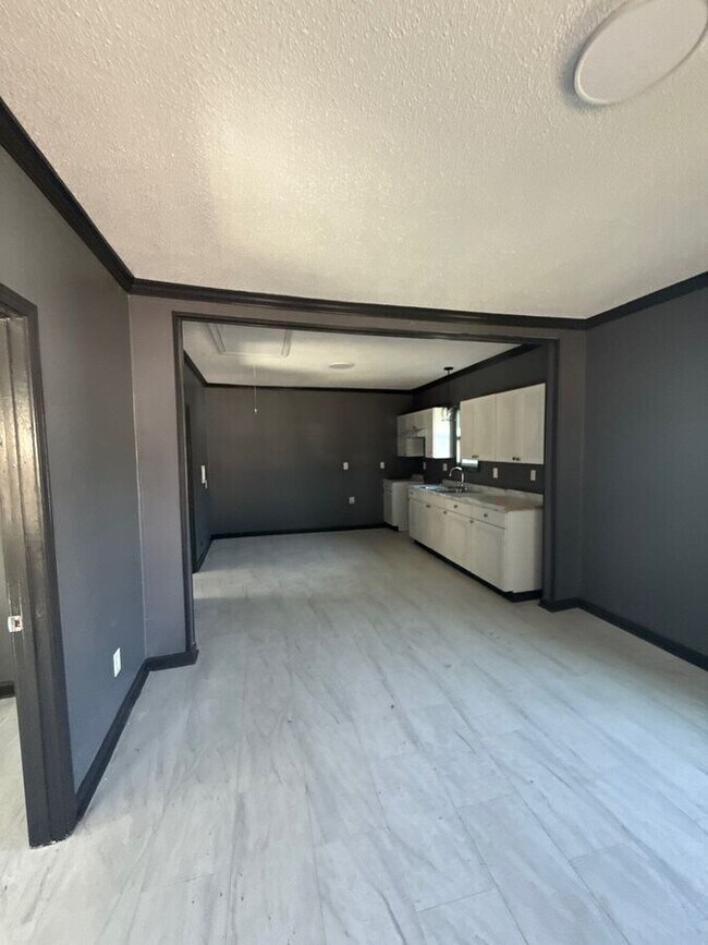 Building Photo - 2543 Pershing Ave