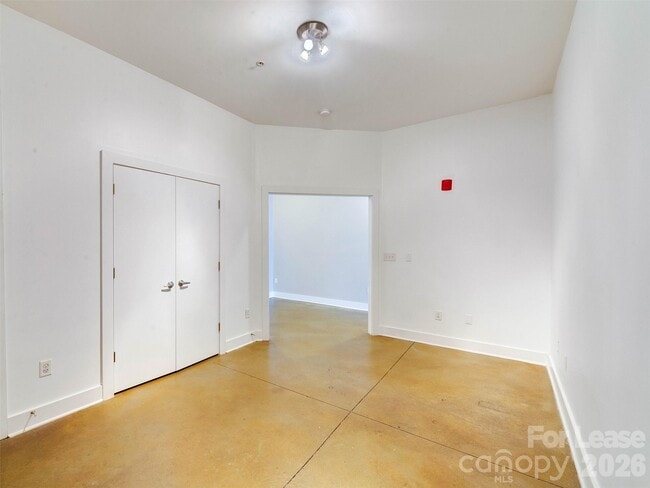 Building Photo - 927 Westmere Ave