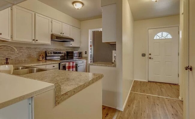 Building Photo - 3 Bedroom 2 Bath home