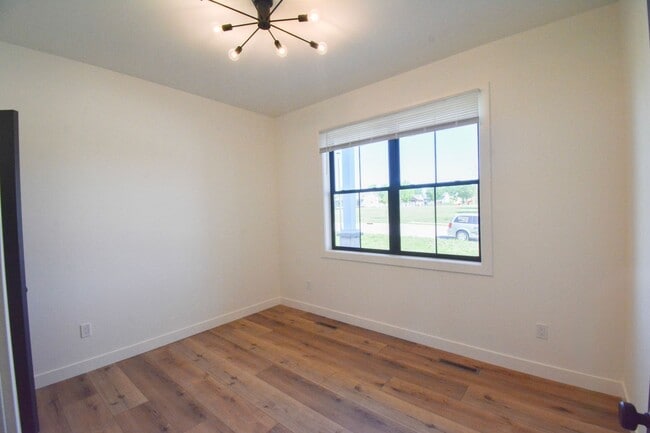 Building Photo - Luxury Country Side Living: 4 bed 3 bed St...