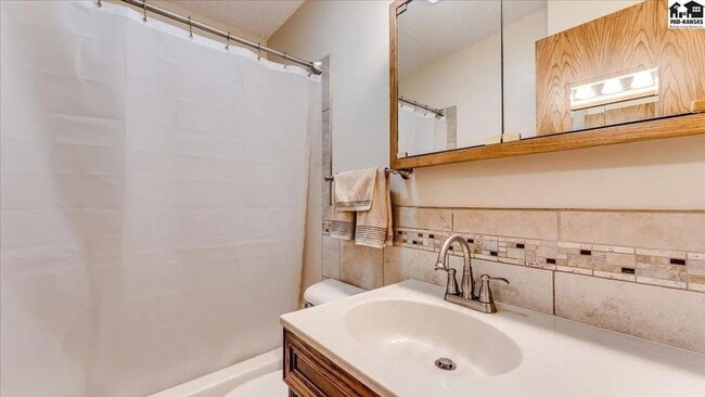 Building Photo - 3 bedroom, 1.5 bath, 2 car garage - Great ...