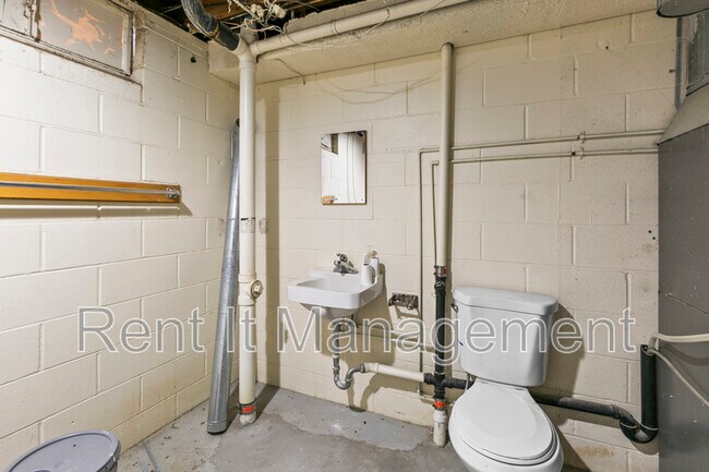 Building Photo - 3701 Saratoga St