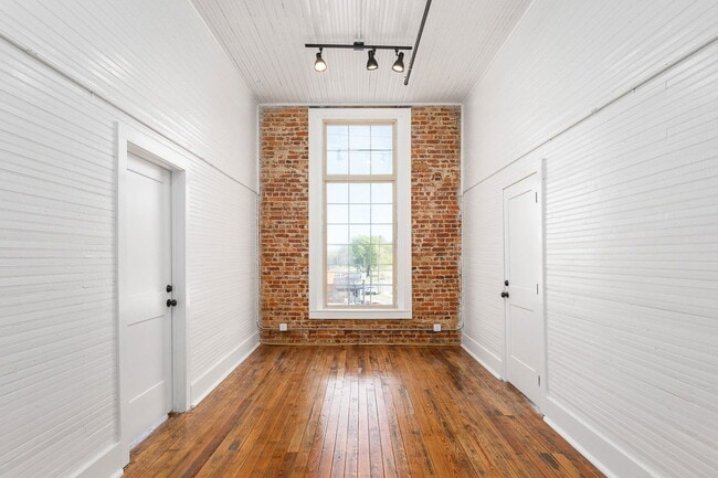 Building Photo - 1403 Huntsville Rd